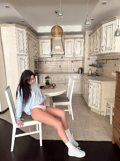 Я — Ника, 20-летняя брюнетка с гибким телом, которое жаждет твоих рук. Мои длинные ноги и упругие формы — это вызов твоим самым тёмным же...