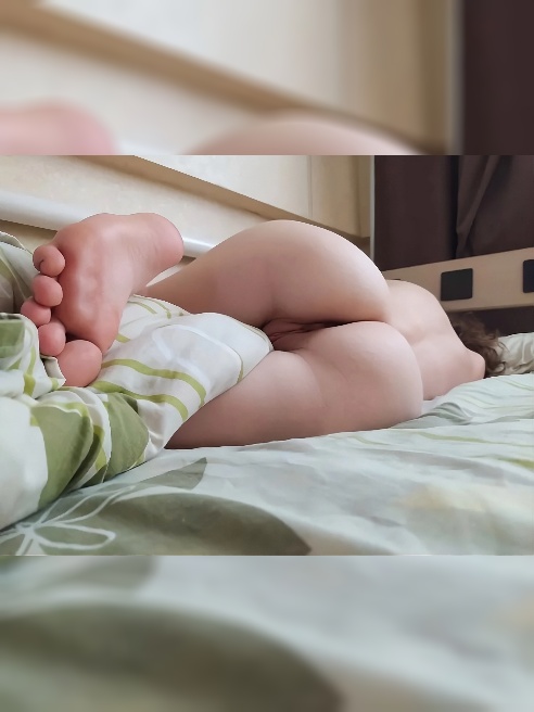 Красивая, маленькая и сексуальная киска💗🥰 Это все обо мне… Обожаю трахаться! Могу часами скакать на твоем члене и мне всё равно будет мал...