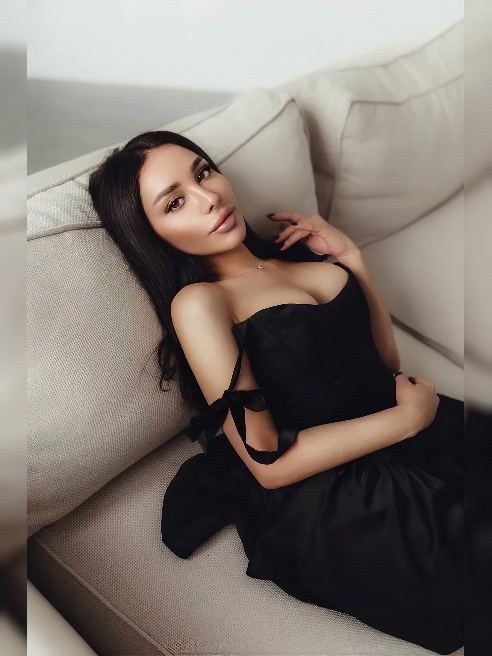 ❤Я — та, о которой ты мечтаешь, но боишься приблизиться. Моя кожа — нежная провокация, голос — шепчет грехи, а взгляд раздевает медленно,...