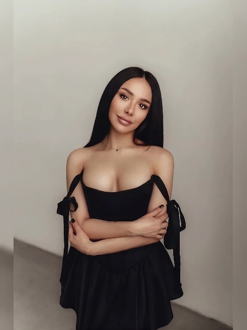 ❤Я — та, о которой ты мечтаешь, но боишься приблизиться. Моя кожа — нежная провокация, голос — шепчет грехи, а взгляд раздевает медленно,...