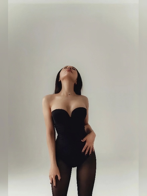 ❤Я — та, о которой ты мечтаешь, но боишься приблизиться. Моя кожа — нежная провокация, голос — шепчет грехи, а взгляд раздевает медленно,...