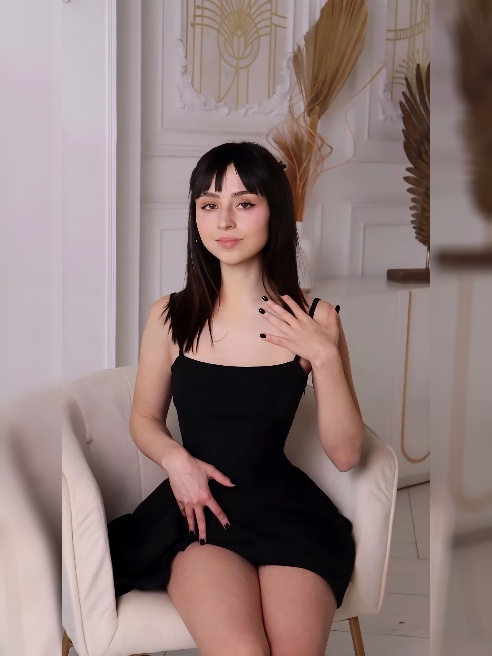 Говорят, у меня очень невинный взгляд 👀 Это я пока молчу 🤫 А когда начинаю шептать на ухо или медленно провожу пальцами по спине — мой сп...