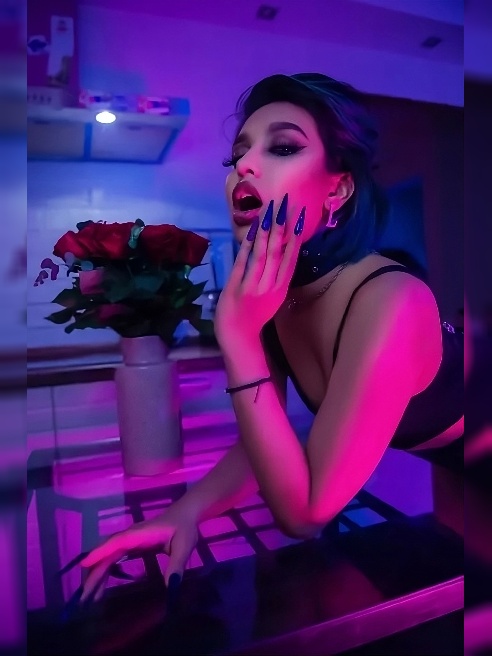 Порноактриса ROXY LIPS Я яркая и очень сексуальная - жду именно ТЕБЯ. У меня горячий темперамент и аппетитные формы.
