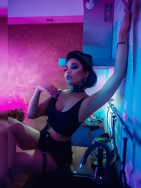 Порноактриса ROXY LIPS Я яркая и очень сексуальная - жду именно ТЕБЯ. У меня горячий темперамент и аппетитные формы.