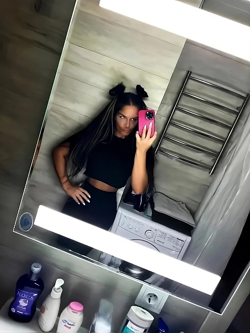 LUXURY WOMAN.