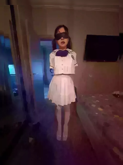 Люблю подчиняться и быть послушной девочкой !