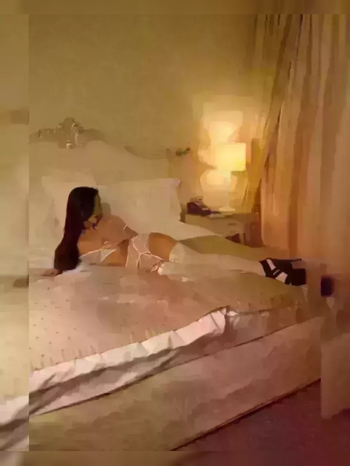 Люблю подчиняться и быть послушной девочкой !