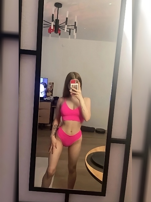 Привет, меня зовут Дана💋 
Я очень миниатюрная девчонка💕