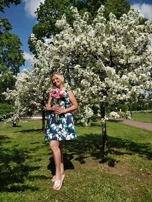Разврат на большом сексодроме!) Минет лежа на спине свесив голову для более глубокого проникновения!