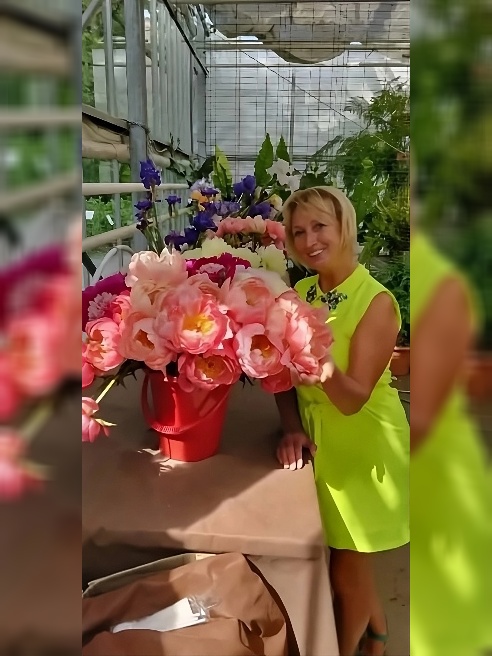 Разврат на большом сексодроме!) Минет лежа на спине свесив голову для более глубокого проникновения!
