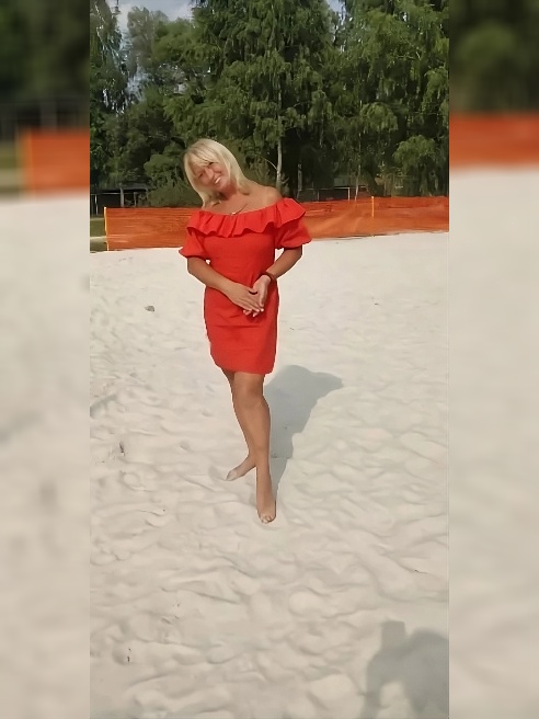 Разврат на большом сексодроме!) Минет лежа на спине свесив голову для более глубокого проникновения!
