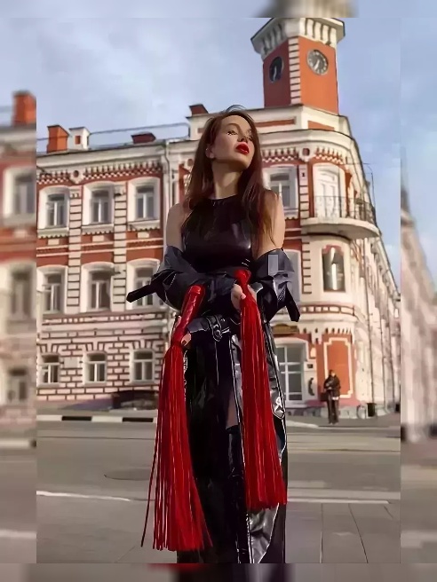 Я — Госпожа Эмоушен, практикующая Доминатрикс.

Хочешь мне подчиняться?!  Хороший мальчик.