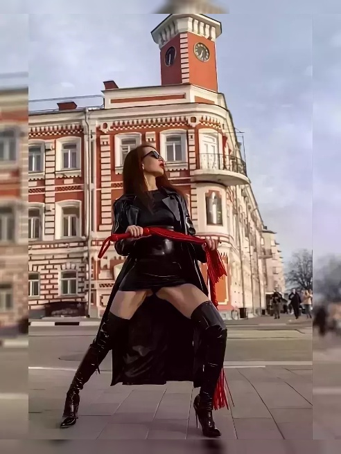 Я — Госпожа Эмоушен, практикующая Доминатрикс.

Хочешь мне подчиняться?!  Хороший мальчик.