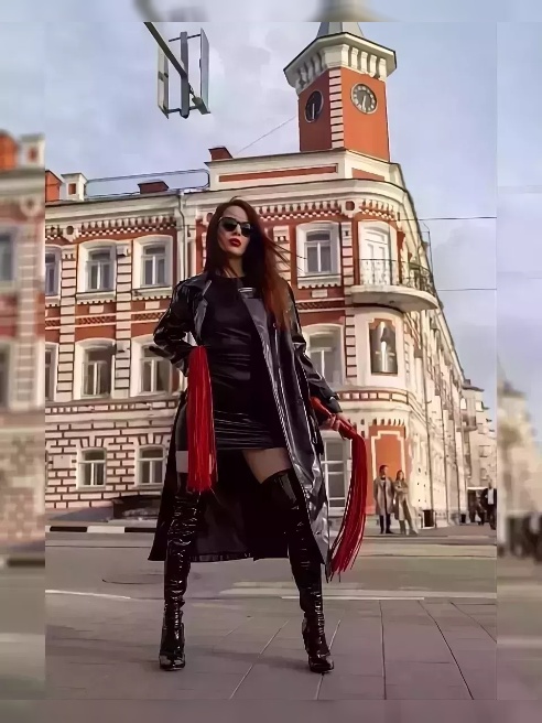 Я — Госпожа Эмоушен, практикующая Доминатрикс.

Хочешь мне подчиняться?!  Хороший мальчик.