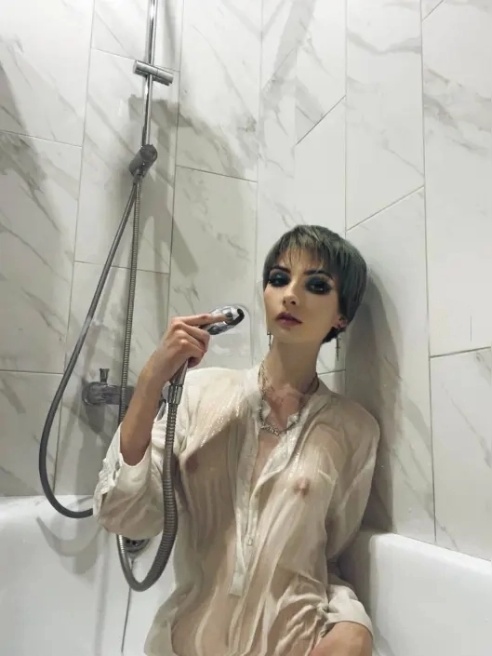 Мбр в подарок 🎁 
Совсем юная девушка!