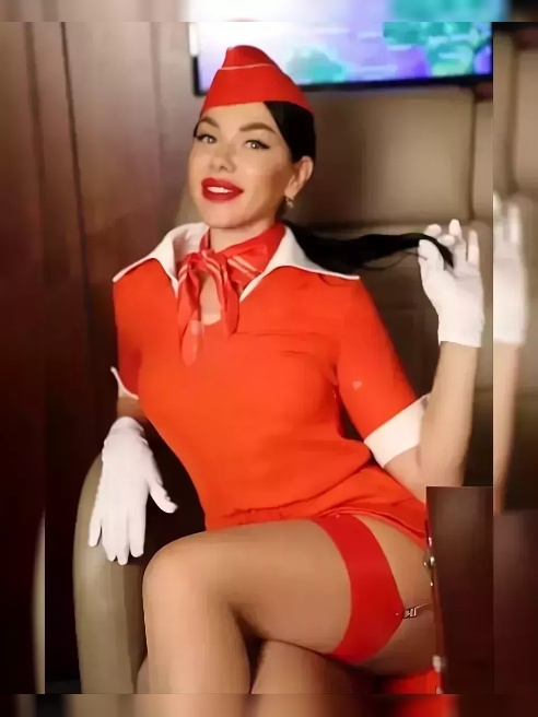 Похотливая стюардесса ждёт тебя на своем борту 💋💋💋