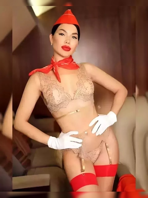 Похотливая стюардесса ждёт тебя на своем борту 💋💋💋
