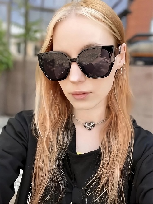 Ню фотомодель. Была в топ 10 вебкам моделей. Говорят, что в жизни выгляжу сильно младше;) Читайте полное описание, там все ссылки.