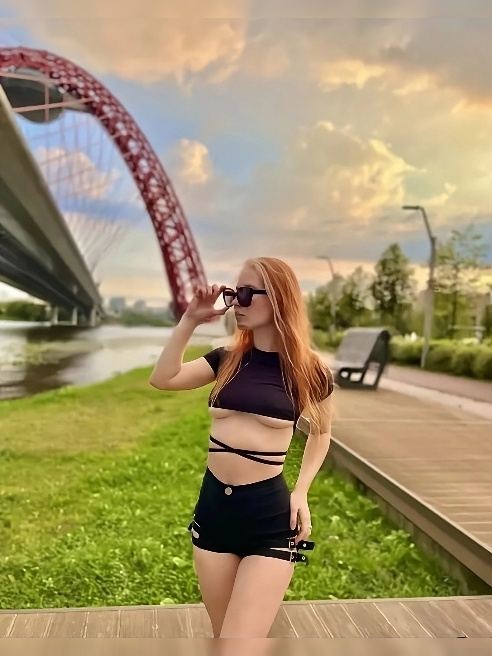 Ню фотомодель. Была в топ 10 вебкам моделей. Говорят, что в жизни выгляжу сильно младше;) Читайте полное описание, там все ссылки.