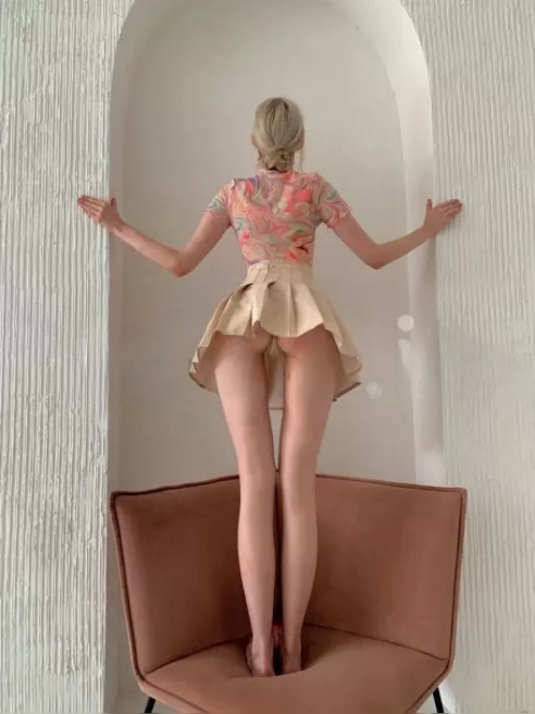 Вашему вниманию представляю саму себя - *Бажену Блаженную* ☺️ Юная и не испорченная модель ❗❗❗Закинь на себя мои длинные ноги 👣