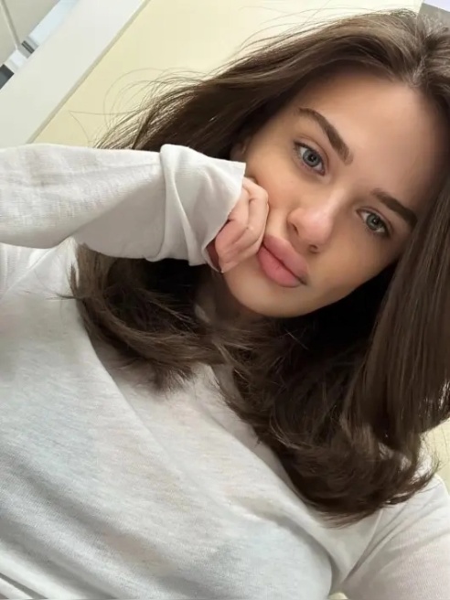 Миниатюрная секси брюнетка ждёт в гости🔥