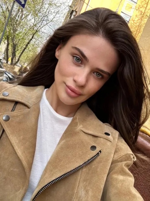 Миниатюрная секси брюнетка ждёт в гости🔥