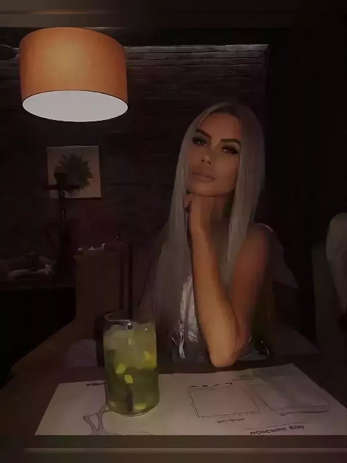 В меру воспитана и очень развратна 😈