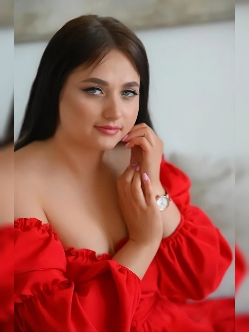 Привет, милый. Я та страстная, жаркая брюнетка, о которой ты мечтаешь.