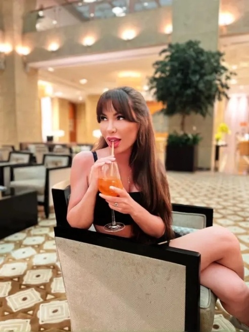 Одна из лучших для тебя на этом сайте, всегда влажная и в хорошем настроении, всё как ты любишь, та о ком ты мечтаешь!)