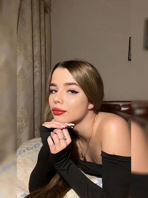 Я хрупкая, нежная и покорная на первый взгляд девушка, но не торопись, я люблю брать инициативу в свои руки😋😋
