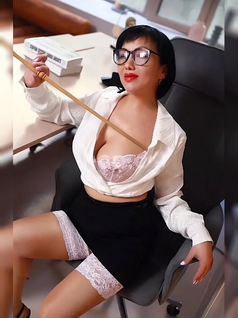 My size 4 breasts are waiting for your orgasms 😘😘😘