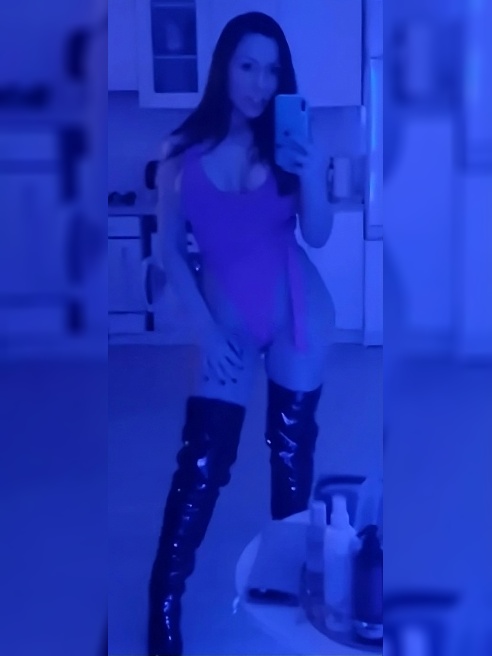 Загадочная брюнетка с изысканными формами🔥