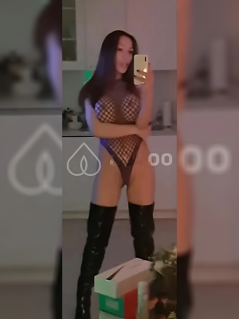Загадочная брюнетка с изысканными формами🔥
