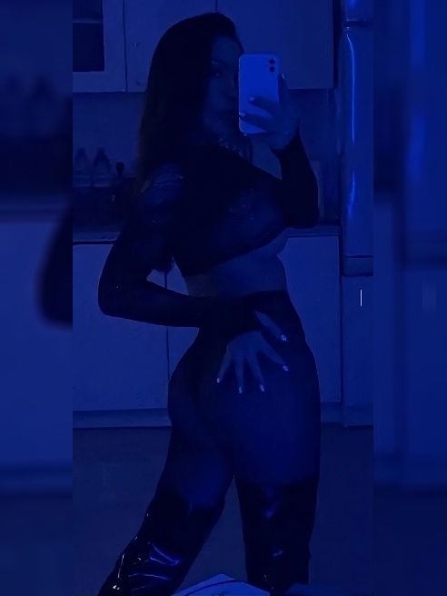 Загадочная брюнетка с изысканными формами🔥