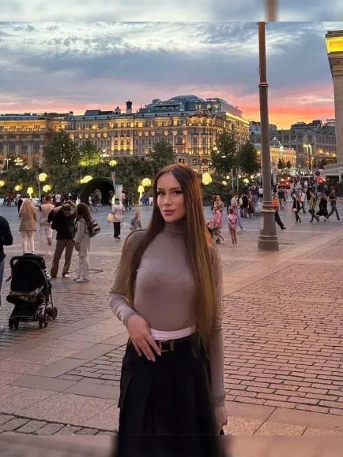 Амбициозная, приятная внешность, воспитанная, красивая, сексуальная, вежливая.