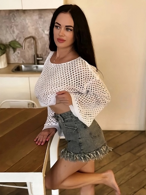 Я - твоя новая страстная брюнетка с грудью четвертого размера. 😈 Хоть я и новичок в этой сфере, но это не мешает мне быть лучшей!