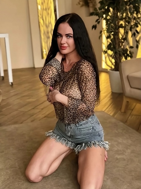 Я - твоя новая страстная брюнетка с грудью четвертого размера. 😈 Хоть я и новичок в этой сфере, но это не мешает мне быть лучшей!