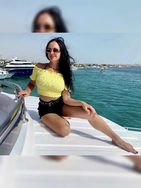 Я - твоя новая страстная брюнетка с грудью четвертого размера. 😈 Хоть я и новичок в этой сфере, но это не мешает мне быть лучшей!