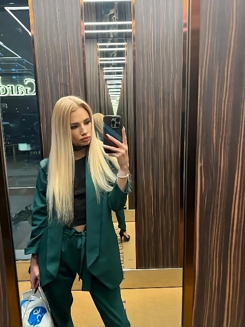 Привет котик меня зовут Светик , рада буду если заглянешь в гости 👅🫦. Твоя малышка развратница ждёт тебя !