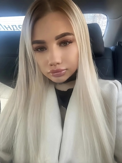 Привет котик меня зовут Светик , рада буду если заглянешь в гости 👅🫦. Твоя малышка развратница ждёт тебя !