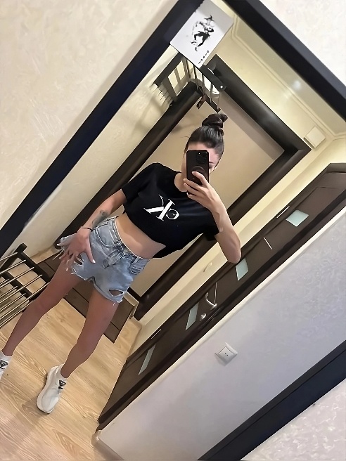 Фотомодель , также просто красивая, обаятельная и образованная  девушка💃
В первую очередь , встреча с Вами для меня отдых)