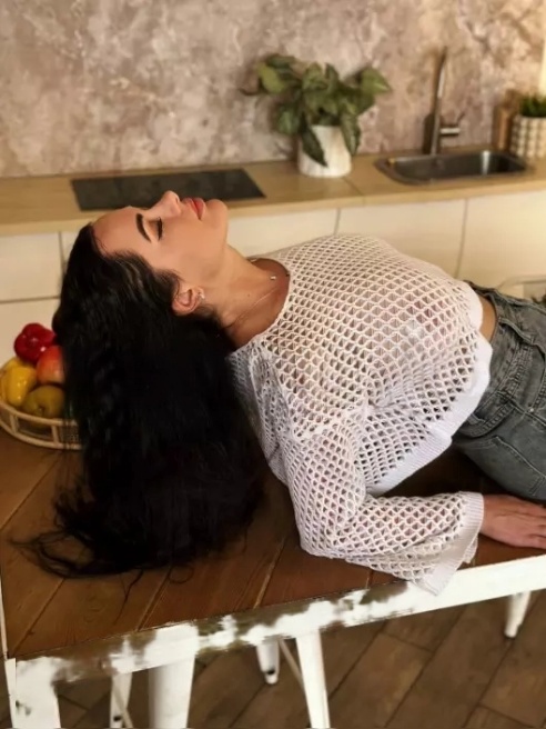 Я - твоя новая страстная брюнетка с грудью четвертого размера. 😈 Хоть я и новичок в этой сфере, но это не мешает мне быть лучшей!