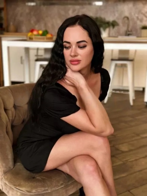 Я - твоя новая страстная брюнетка с грудью четвертого размера. 😈 Хоть я и новичок в этой сфере, но это не мешает мне быть лучшей!