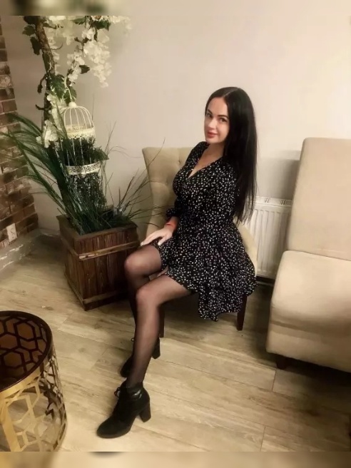 Я - твоя новая страстная брюнетка с грудью четвертого размера. 😈 Хоть я и новичок в этой сфере, но это не мешает мне быть лучшей!
