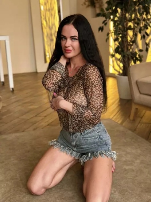Я - твоя новая страстная брюнетка с грудью четвертого размера. 😈 Хоть я и новичок в этой сфере, но это не мешает мне быть лучшей!