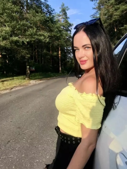 Я - твоя новая страстная брюнетка с грудью четвертого размера. 😈 Хоть я и новичок в этой сфере, но это не мешает мне быть лучшей!