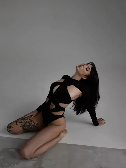Спустилась с пилона на твои коленочки 👠 
Инди 🤭