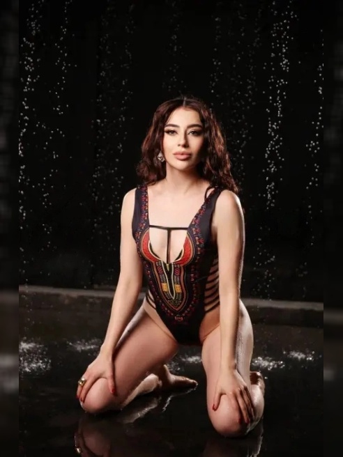 🌹✨ Загадочная красавица, искусно соблазняющая своим обаянием 🔥