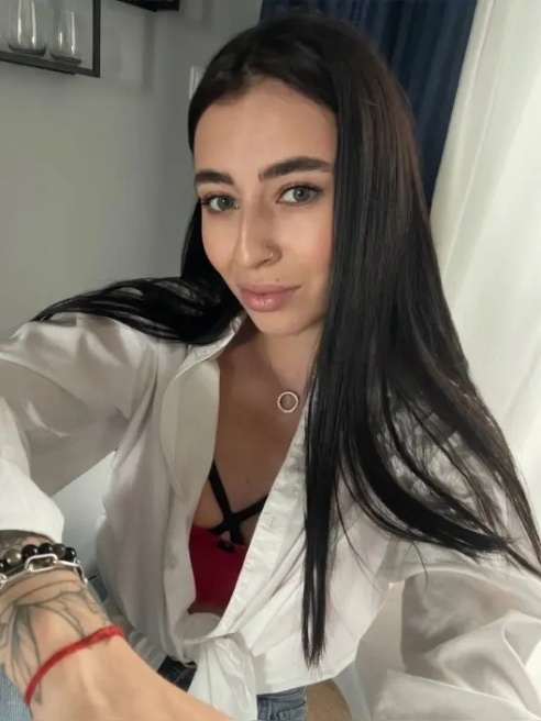 🌹✨ Загадочная красавица, искусно соблазняющая своим обаянием 🔥