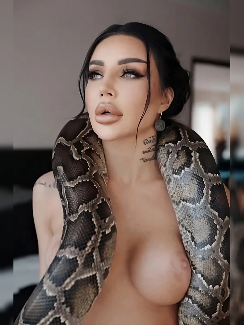 Веду тг канал https://t.me/+iSzy-UhyGZE3ZTUy 🖤 Чувственная брюнетка , с большой грудью и пухлыми губами. Стройная фигура 👅
